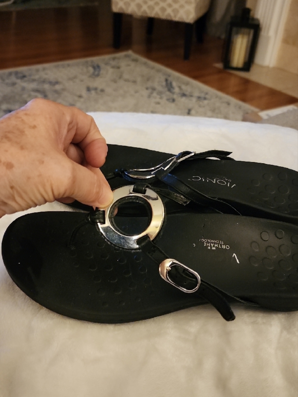 Vionic Orthaheel Black Women's Toe-Ring Sandals with Silver Ring Detail - Picture 2 of 6